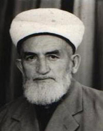 AT NALI UĞUR GETİRİR Mİ?
Kadıköy Camiinde vaaz vermekte olan Osman Demirci Hocaya:
"Hocam, at nalını evimizin kapısına asarsak uğur getirir mi?" diye sormuşlar.
Demirci Hoca:
"Zannetmiyorum." diye cevap vermiş. "O nallardan her atta dört tane var ama bütün gün kamçı yiyip duruyorlar."