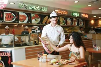 ÇITIR USTA
15 yeni şube açacak
Çıtır Usta, son 2 yıldır istikrarlı bir şekilde büyüyor. Yeni restoranların genelde alışveriş merkezlerinde açılması tercih ediliyor. Şirketin mevcut şubeleri İstanbul, Bursa, Ankara, Zonguldak ve Edirne'ye dağılmış durumda. Bu yıl franchising sistemiyle 15 yeni şube daha açılacak. Yeni şubeler için öncelik İstanbul, Ankara, Bursa, Isparta, Kayseri, Kütahya ve Malatya'ya verilmiş.
Çıtır Usta restoranı açmak için alışveriş merkezlerinde 50-60 metrekarelik bir mekan yeterli. Cadde üzerinde açılacak bir restoran içinse en az 120 metrekarelik mekana ihtiyaç var. Franchise giriş bedeli olarak 20 bin TL talep ediliyor. Ortalama işletme sermayesi 100-150 bin TL arasında değişiyor. Reklam katılım payı olarak cirodan yüzde 1 kesiliyor. Sürekli franchise ödemesi olarak da cirodan belli oranda pay alınıyor.
Telefon: 0212 494 31 00
Web: www.citirusta.com