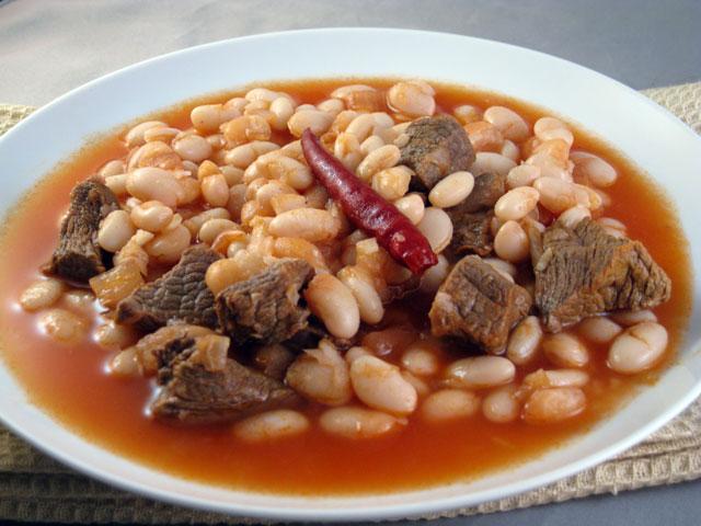 Baklagilleri tercih edin -------- Neler yiyebileceğinizi bilmelisiniz. Fas&uuml;lye, mercimek, kiraz, &ccedil;ilek ve vişne en &ccedil;ok tavsiye edilen yiyeceklerdir. Bunlardan g&uuml;nde 20-30 gram t&uuml;ketebilirsiniz.