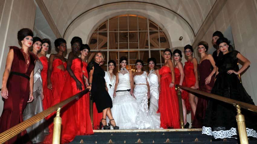 New York'taki Waldorf Astoria Otel'de geleneksel olarak yılda iki defa düzenlenen "Coutere Moda Haftası New York" adlı moda gösterileri kapsamında yapılan defileyi başta Türkiye'nin New York Başkonsolosu Mehmet Samsar ve eşi Feruze Samsar olmak üzere ABD'nin önemli butik ve mağaza yöneticileri ile Amerikalı ve Türk moda çevreleri izledi.