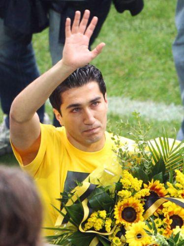 Bundesliga'da geçen hafta şampiyonluğu garantileyen Dortmund, Daum'un takımı E. Frankfurt'u 3-1 mağlup ederek ikinci lige gönderirken Nuri Şahin duygulu anlar yaşadı.