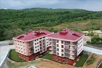 SARIYEREVLERİ
Turyapı İnşaatın İstanbul Sarıyer'de inşa ettiği Sarıyerevleri, 26 blokta 460 konuttan oluşuyor. 50 ile 226 m2 arasında 1+1'den 5+1'e kadar farklı tiplerde daire seçenekleri sunulan projede, fiyatlar 175 bin ile 500 bin lira arasında değişiyor. Peşin fiyatlarla satılan konutlar için yüzde 30 peşinatla konut kredisi kullanılabiliyor. Konutların hemen teslim edildiği projede, çocuk oyun alanları, basketbol sahası, tenis kortu, açık ve kapalı yüzme havuzu, fitness center, sauna, alışveriş merkezi, yürüyüş parkurları, açık otopark ve 24 saat güvenlik bulunuyor.
Web: www.turyapi.com
Tel: 0212 342 01 50