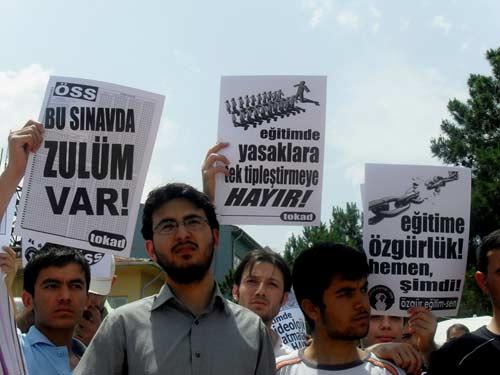 TOKAD ve Özgür Eğitim-Sen'in Yasakçı Eğitime Hayır! eyleminde, ÖSSdeki başörtüsü yasağı ve katsayı adaletsizliği kınandı, eğitimi okul duvarlarına hapseden anlayışa itiraz edildi.