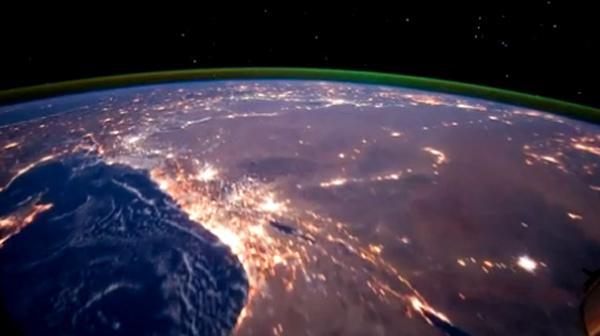 Sonra görüntüler hızlandırıldı. Ortaya gece ve gündüzün birbirini takip ettiği olağanüstü görüntüler çıktı.

Dünyanın bir çok bölgesindeki kentlerden yayılan ışıklar görülüyor. Londra, Brüksel, Paris gibi büyük metropoller ışıklarıyla en çok seçilenler.