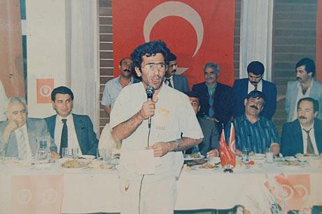 Olaylar sırasında CHP saflarında yer alan Kaya, parti üyesi olmadığı yönündeki iddialara da sert çıkıyor. Kaya, iddia sahiplerinin Deniz Baykal ve Erdal İnönü ile çekildiği fotoğraflarını görmesini istiyor.