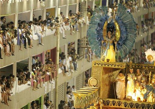 Karnavallar ülkesi Brezilya'nın en meşhur ve dünya çapında ünlü karnavalı Rio'da birbirinden renkli görüntüler ve büyük coşku yaşanıyor.