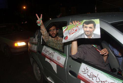 İran'da dün yapılan cumhurbaşkanı seçiminin gayriresmi sonuçlarına göre Mahmud Ahmedinejad, seçimlerin galibi oldu. Ahmedinejad, rakiplerine fark attı. Taraftarları böyle sokağa döküldü
