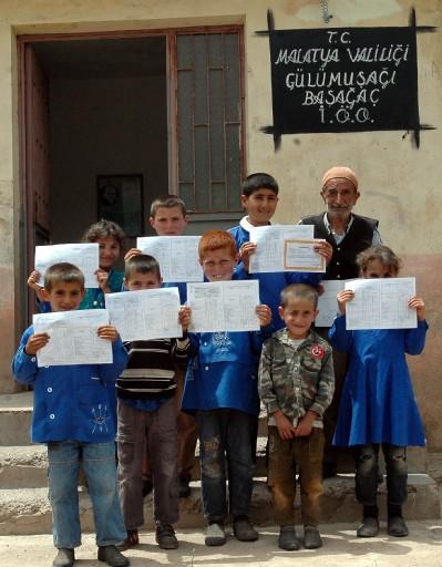 2008-2009 Eğitim - Öğretim yılı sona erdi. İlköğretim ve ortaöğretim okullarında eğitim gören yaklaşık 15 milyon öğrenci karne alarak tatile girdi. Kiminde hüzün kiminde sevinç vardı: