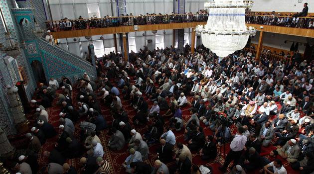 Diyanet İşleri Başkanı Mehmet Görmez, Siirt'te cuma namazı kıldırdı. Vazında Müslüman olarak doğmanın büyük bir nimet olduğunu ifade eden Görmez, iman kardeşliğine vurgu yaptı.