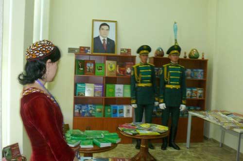 Berdimuhammedov, gece-gündüz ısı farkı en büyük şehirlerinden birinde dünyanın en tuzlu gölünün kıyısına dillere destan bir tesis, muhteşem bir açılış yaptı ama gazetecilerin şovu görüntülemesi için elden gelen arkaya konmadı! Bunlar kurtarılabilenler...