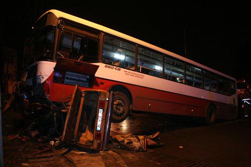 İzmir'in Konak İlçesinde meydana gelen korkunç trafik kazasında belediye otobüsünün altında kalan ve duvara çarparak ezilen otomobilin içinde sıkışan 4 yolcu hayatını kaybetti.
