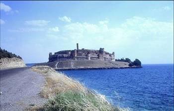 Suriye Hükûmeti, Fırat Nehri üzerinde 1966 tarihinde başlattığı Tabka barajının 1973 yılı içerisinde her türlü inşaatını bitireceğini ve barajın su toplamaya başlamasıyla Caber Kalesinin tamamen baraj suları altında kalacağını ileri sürerek, Türk hükûmetinden türbenin yerini değiştirilmesi veya türbenin Türkiyeye naklini talep etmiştir.