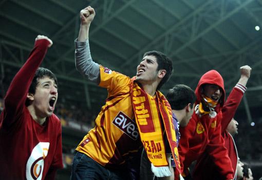 Maçta Alex'in golüyle yenik duruma düşen Galatasaray'da, taraftarlar sahaya cam şişe atarken, kaleci Volkan Demirel'in çok yakınından geçen içki şişesini Lugano hakeme gösterdi.