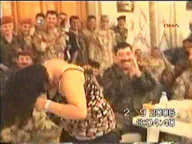 Saddam Hüseyin'in Tikrit'teki sarayında felekten bir gece çalan Amerikalı askerler ve Kürt peşmergeler Kürt ve Arap kadınlarla böyle eğleniyorlar...