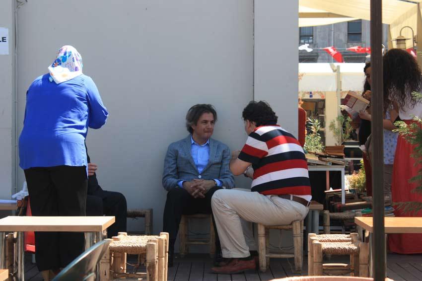 Başkan Ahmet Misbah Demircan açılışa gösterilen ilgiden ve gazetecilerin birbiri ardına uzattığı mikrofon ve kamelardan oldukça memnundu ama fırsat buldukça da yorgunluk gidermek için oıturup sohbet etmeyi ihmal etmedi...