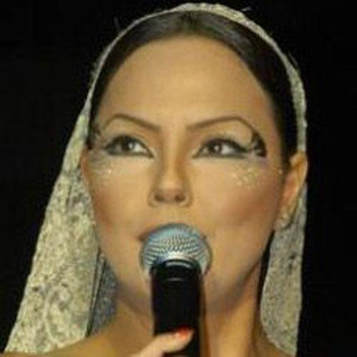 Ebru Gündeş 3 kez estetik oldu. Göğüslerini yaptırıp, dudaklarına silikon enjekte ettirdi.