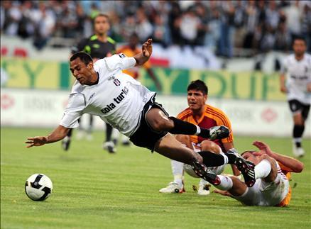 Sezonun son derbisinde ezeli rakipler Beşiktaş ile Galatasaray karşı karşıya geldi. 3 gol vardı. Gülen ve şampiyonluğa bir adım daha yaklaşan taraf Beşiktaş oldu.