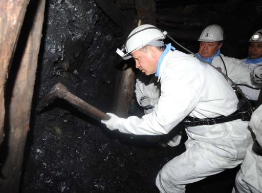 Başbakan Erdoğan bir ilki gerçekleştirdi, 564 metre yerin dibine indi. Darbeli kırıcı kullanarak kömür çıkaran Başbakan, burada işçilerle beraber 'Kömeç' yedi.