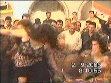 Saddam Hüseyin'in Tikrit'teki sarayında felekten bir gece çalan Amerikalı askerler ve Kürt peşmergeler Kürt ve Arap kadınlarla böyle eğleniyorlar...
