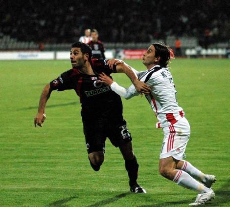 Sivasspor, evinde öldü öldü dirildi. İlk yarıyı yenik kapayan ev sahibi maç sonunda 3 puanı hanesine yazdırmayı bildi. Gençlerbirliği ise yenilmesine rağmen büyük sevinç yaşadı.