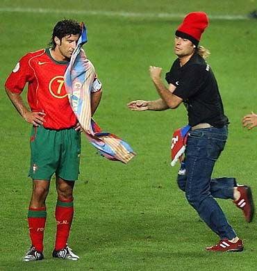 Jimmy Jump 2004 Avrupa Futbol Şampiyonası finalinde, Portekizli Figo'ya fanatik taraftarı olduğu Barcelona'yı bırakmasının öfkesini gösterdi...