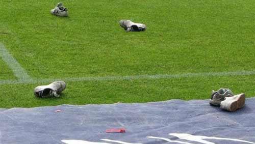 Futbol maçlarında sahaya atılan diğer yabancı cisimler arasında, yapay penisler, şekerli çörekler (donut), havuç, viski şişesi, parfüm şişesi, ketçap şişesi, cep telefonu, tahta parçaları, ayakkabı ve çorap da bulunuyor.