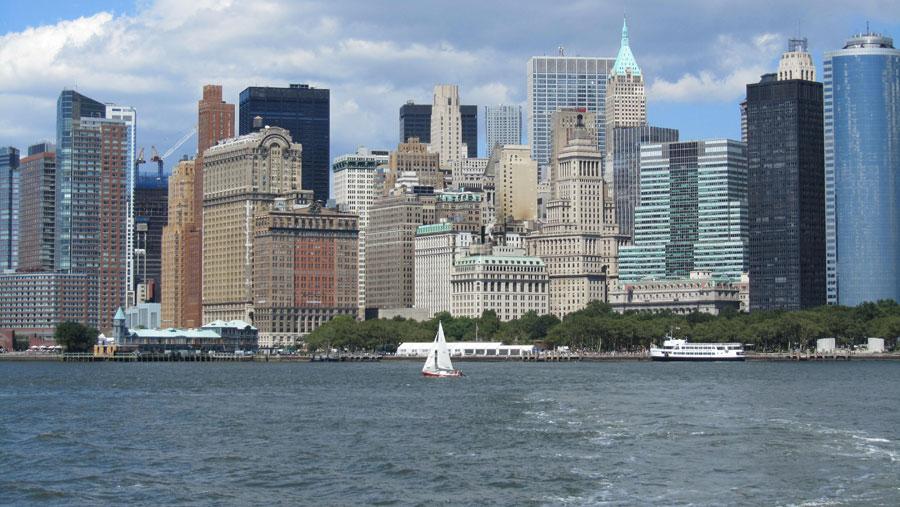 Özgürlük anıtına giden gemiden Manhattan manzarası