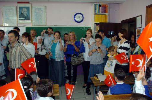 Okul öncesi ve ilköğretim 1 .sınıf öğrencileri için ders zili bugün çaldı. Çocuklar ilk günün heyecanı ve tedirginliğiyle sıralara oturuken anne ve babalar da heyecanlandı.