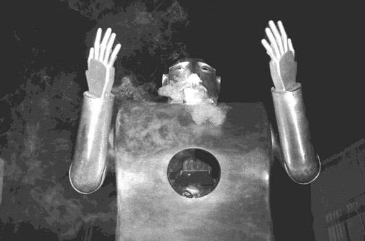 <strong>2. Sigara sağlığa zararlıdır, ama bu robotun umrunda değil...</strong><br><br>
1939 -> 20. yüzyılın belki de ilk sansasyonel robotu, 1939 yılında New York'ta etrafı dumana boğuyordu. Westinghouse firmasının sigara içebilen(!) bu robotu, döneminde sigaranın tehlikelerine karşı uyarı niteliği taşımaktan çok şekli ve parmaklarıyla dikkat çekiyordu.