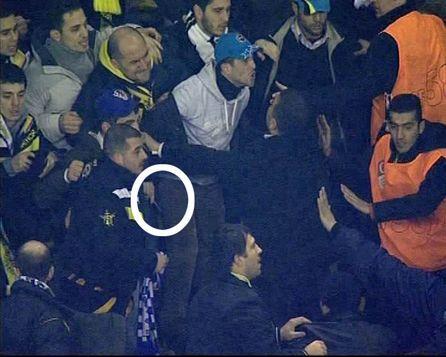 F.Bahçe, Sivasspor ile yaptıkları maçta, tribünde çıkan kavgada iki kişiyi bıçaklayan şahsın, güvenlik kameraları fotoğraflarını yayınladı. Kulüpten şok bir açıklama daha geldi.