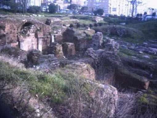 POLYEUKTOS KİLİSESİ >>> Saraçhane'deki İstanbul Büyükşehir Belediyesi'nin hemen bitişiğinde yer alan kalıntılar bir zamanlar Bizans'ın Ayasofya'dan sonra en büyük kilisesi olan Polyeuktos kilisesinin temelleridir aslında. 6. yy.'da yapılan kilise 11. yy'da Latin İstilası'nda yağmalanmış ve kilisenin değerli parçaları Venedik ve Barcelona'ya kaçırılmış. son yıllarda farkedilen bu kalıntının sadece etrafı tel örgülerle çevrilerek koruma altına alınmaya çalışılmış. Kilise, şehrin tam ortasında ama yine de ilgilenen olmayınca harabe şeklinde ziyaretçilerini bekliyor.