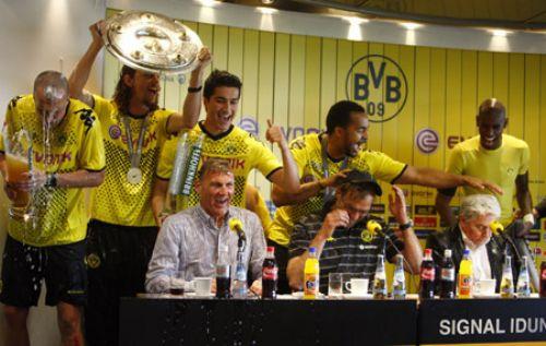 Bundesliga'da geçen hafta şampiyonluğu garantileyen Dortmund, Daum'un takımı E. Frankfurt'u 3-1 mağlup ederek ikinci lige gönderirken Nuri Şahin duygulu anlar yaşadı.
