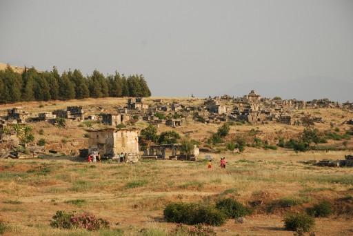 HIERAPOLIS ANTIK KENTININ CIKISINDA YER ALAN BU ALANDA, YOLUN IKI UCUNDA GENIS ALANDA MEZAR LAHITLERI BOYLU BOYUNCA UZANIYOR. GUNESIN RENKLENDIRDIGI GOKYUZUNDEN AKSAM ISIKLARI YAYILIRKEN TUMULUS VE EV TIPINDEKI BU MEZARLARIN ARASINDAN YURUYEREK KENTTEN CI
