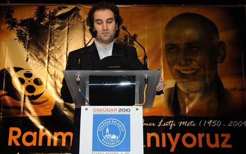 GÖZYAŞLARINI TUTAMADI... Metenin Türkü gönüllü bir insan ve aşk adamı olduğunun altını çizerken feryadını da yüreğinde yaşadığını ve kendisinin bir Hikmet ve İrfan Adamı olduğunu belirten Mustafa Şen,  Ömer Lütfi Metenin zaman zaman Dadaloğlu, zaman zaman bir Veysel, zaman zaman da Aşık Mahsuni olduğunu anlatan Şen Metenin bazen Karadenize benzediğini ve tıpkı onun gibi köpürdüğünü söyledi. Peygamberimizin dizlerinin dibinde görüşmek üzere diye sözlerini bitiren Mustafa Şen gözyaşlarını tutamadı.