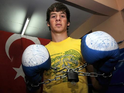 Türkiye Gençler Ferdi Boks Şampiyonası'nın finalde rakibini 5-0 mağlup ederek 60 kiloda Türkiye Şampiyonu olan boksör. kendisinin yerine yendiği rakibi milli takıma çağrılınca isyan etti.
