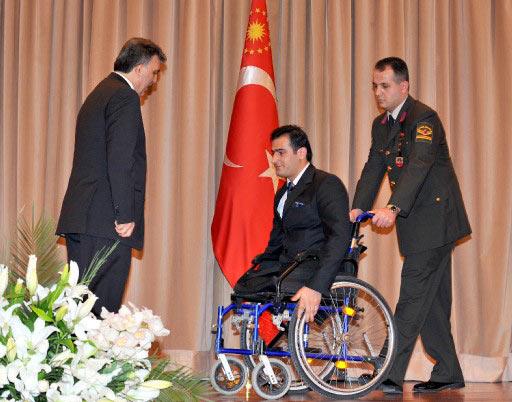 Cumhurbaşkanı Gül, 2007-2008 yıllarında TSK ve emniyet mensubu olarak görev yaparken şehit olanların yakınlarıyla malul ve gazi 61 kişiye Devlet Övünç Madalyası verdi.