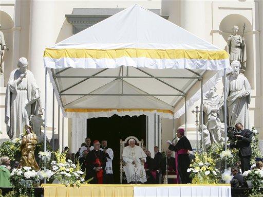 Cuma günü yataktan düşerek sağ el bileğini kırarak tedavi gören Papa, bugün kırık kolu ile ilk kez halkın karşısına çıktı ve geleneksel Pazar ayinini yönetti.