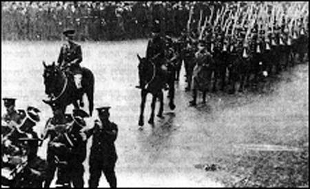 <I>Yahudi Lejyonunun 38. Taburu Londra Caddelerinde 
(22 Şubat 1918)
</I><br><br><b>YAHUDİ ASKERİN SİPER SAVAŞI DUASI</b><br><br>

Ey Rabbim, bizleri siper savaşının tüm türlerinden koru! her askerin alçakgönüllü duası olmalı; çünkü neredeyse en rahatsız edici, yorucu, monoton ve en tehlikeli, şereften yoksun ölümlere yol açan, ancak şeytani bir deha tarafından icat edilmiş olabilecek bir savaş bu. Geliboludakinin nasıl olduğunu tasvir etmek ilgi çekebilir.<br><br>

Türkler ilk çatışmalardan sonra bizimle daha fazla açık alanda karşılaşmayı istemediklerinden büyük bir enerjiyle Yarımadanın sağ yanı boyunca siperler kazmıştılar. Aynı köstebek taktiklerine başvurmak bizim için de şart olmuştu ve böylece ilerleyişimiz pratikte sekteye uğradı. Gündüz çarpışarak birkaç mil ilerlemek yerine artık bir seferde tek siper elde etmek bile mesele olmuştu ve çoğunlukla en şiddetli çatışmalardan sonra bunu dahi alamıyorduk.
<I>(Geliboluda Siper Savaşı S.107)</I>