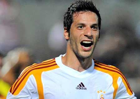 HAKAN BALTA
Galatasaraydan Milli Takıma dek çıkan başarılı grafiğini 2 yıldır mumla aratan Hakanın da gönderilmesi gündemde. Sözleşmesi süren yıldız, maçlardaki hataları nedeniyle seyircinin protesto ettiği bir başka isim konumunda. Son karar sezon bitimi verilecek.