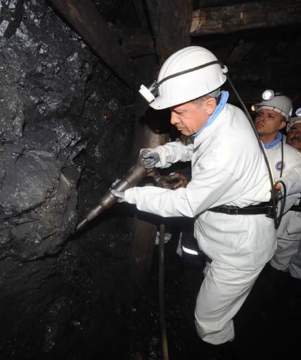 Başbakan Erdoğan bir ilki gerçekleştirdi, 564 metre yerin dibine indi. Darbeli kırıcı kullanarak kömür çıkaran Başbakan, burada işçilerle beraber 'Kömeç' yedi.