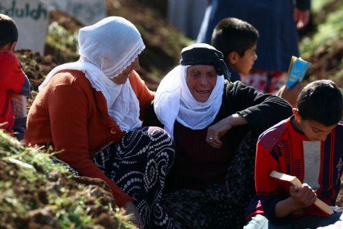 Mardin'in Mazıdağı ilçesi Bilge köyündeki saldırıda ölen 44 kişiden 39'unun cenazesinin defnedildiği mezarlıktan ağıtlar yükselmeye devam ediyor. İşte yürek burkan kareler...