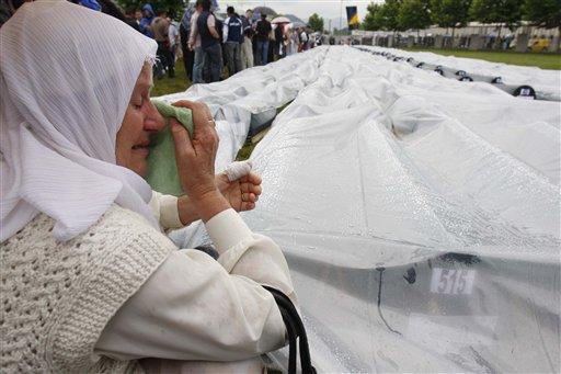 Srebrenitsa 'da 8 bin Müslümanın dünyanın gözü önünde Sırplarca soykırıma uğramanın 13. yıldönümü. Avrupa'da yaşanan en büyük soykırımın failleri hala yakalanamadı.
