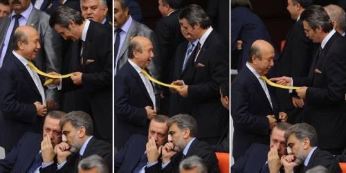 TBMM Genel Kurulunda, anayasa değişikliği teklifinin 26. maddesine bağlı geçici 19. maddesinin gizli oylamasına katılan AK Parti Mersin Milletvekili Kürşad Tüzmen ile AK Parti Eskişehir Milletvekili Kemal Unakıtan bir süre sohbet etmişti.