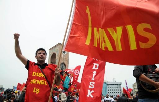 DİSK 32 yıl sonra 1 Mayıs'ı Taksim'de kutlamanın sevincini yaşadı. Hak İş ve Türk İş'e bağlı sendikalarda alanda saygı duruşu yaptılar