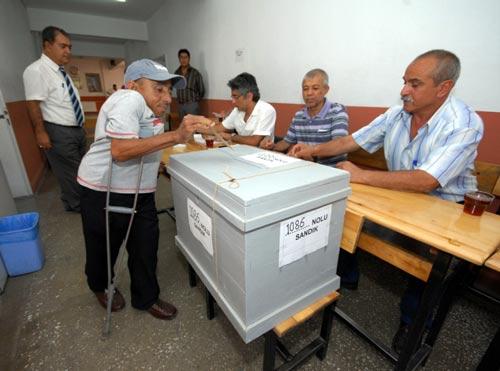 Yasaya göre, halk oylamasına katılım oranıyla ilgili herhangi bir düzenleme bulunmuyor. Oylama sonucu geçerli oyların yarısından çoğu ''Evet'' ise Anayasa değişikliği Türk milleti tarafından kabul edilmiş sayılacak.