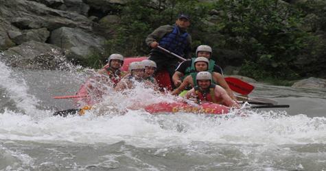 Rize'nin Ardeşen ilçesinde düzenlenen 5. Uluslararası Fırtına Rafting Şenliği, başladı.