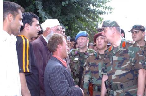 Genelkurmay Başkanı Orgeneral İlker Başbuğ, Van'ın Cumhuriyet Caddesi'nde vatandaşların sevgi gösterileriyle karşılandı.