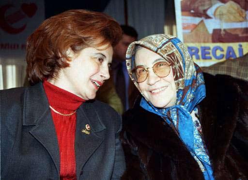Mebrure Kutan, çay toplantısına katılan FP Ankara Milletvekili Oya Akgönenç ile sohbet ederken