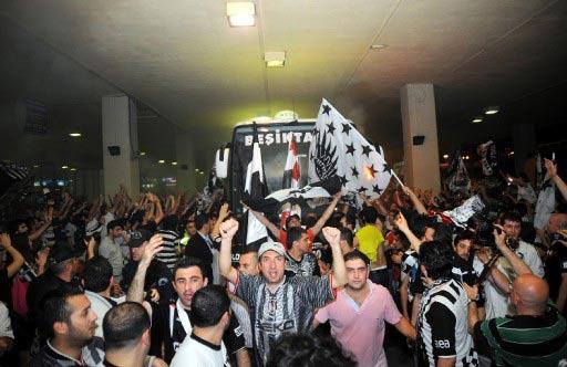 Şampiyonluğu göğüsleyen Beşiktaş, İstanbul'a geldi. Siyah-beyazlıları gece yarısı coşkulu bir kalabalık karşıladı. Kafile otobüsü Ümraniye'deki tesislere kadar güçlükle ilerleyebildi.