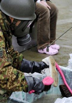 Japonya'da sızan radyasyondan etkilenenler tecrit ediliyor. Nihonmatsu'da radyasyona maruz kalan bir genç özel bölümün arkasında annesiyle ve köpeğiyle vedalaştı. Göz yaşartan ayrılık dünyaya böyle yansıdı.